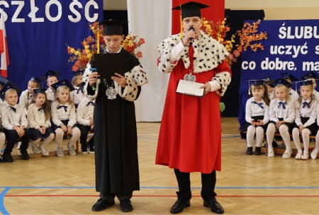 To był ich dzień! Pasowanie na uczniów klas pierwszych