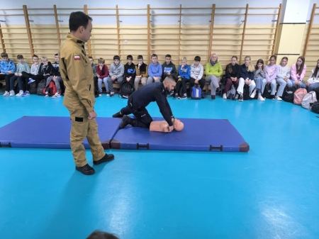 Szkolenie z pierwszej pomocy dla uczniów – spotkanie z policjantem i strażakiem