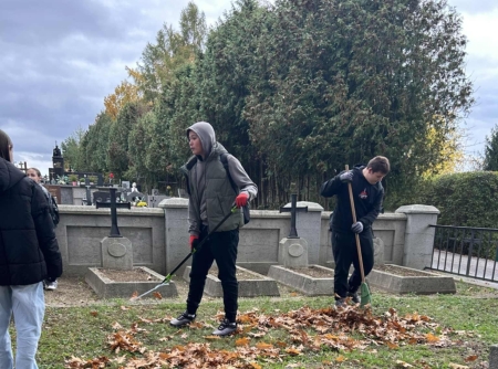 Uczniowie sprzątają cmentarz żołnierski przed Świętem Zmarłych
