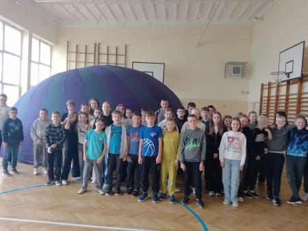 PIEKNO I TAJEMNICE WSZECHŚWIATA… MOBILNE PLANETARIUM W NASZEJ SZKOLE