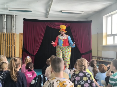 „Zaczarowany eliksir” – spektakl profilaktyczny w ramach kampanii „Trzeźwo myślę – zdrowo żyję”