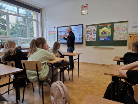 SPOTKANIE UCZNIÓW KLAS PIĄTYCH  Z PRZEDSTAWICIELEM GMINNEJ KOMISJI ROZWIĄZYWANIA  PROBLEMÓ
