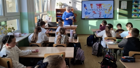 „Zawsze razem dla zdrowia” – profilaktyczne spotkanie klas trzecich z pielęgniarką szkolną