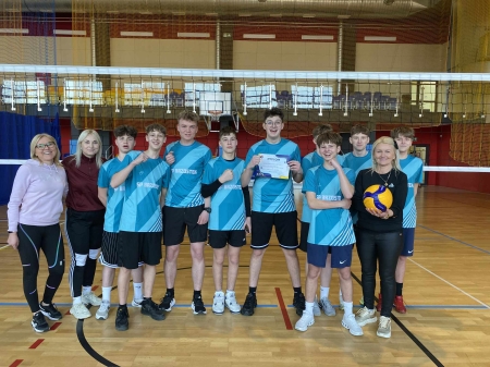 Podium na Powiatowych Igrzyskach Młodzieży Szkolnej Chłopców w Piłce Siatkowej