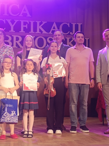 Hanna Dobosz w Gminnym Konkursie Piosenki Patriotycznej „MOJA MAŁA OJCZYZNA”